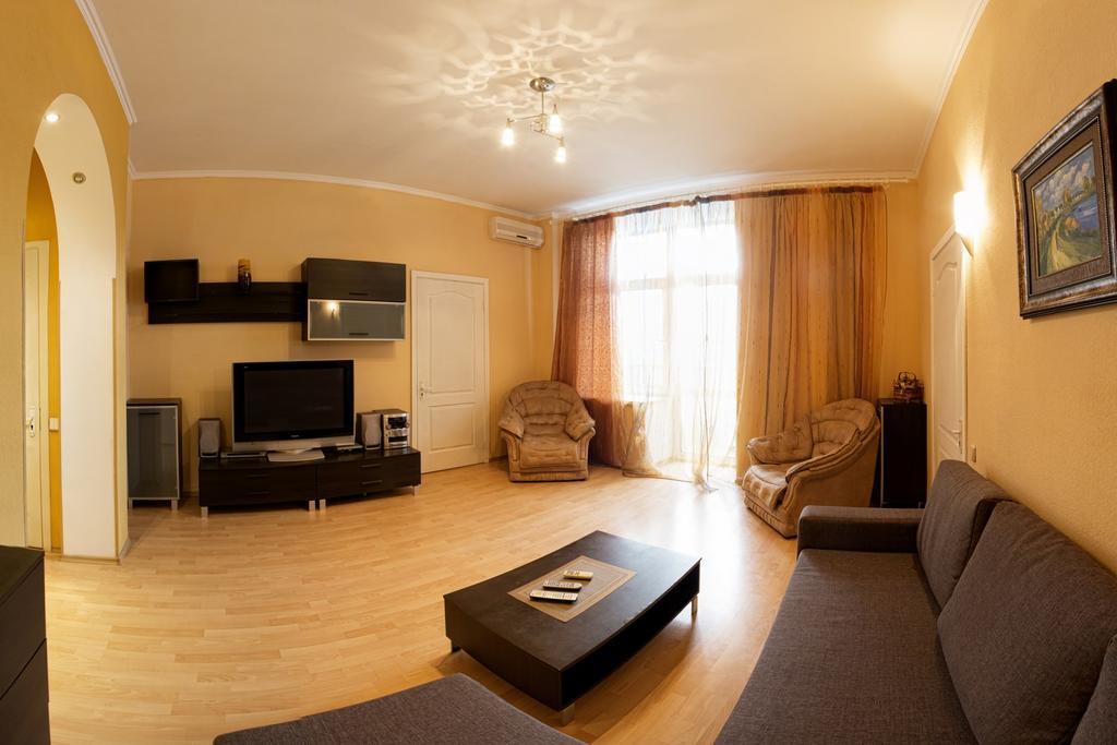Kyiv Apartment In The City Center On Turgenevskaya Street Luaran gambar